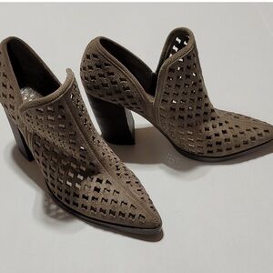 VINCE CAMUTO WESTERN POINTED TOE PUMPS PERFORATED
BROWN SUEDE ANKLE BOOTS SZ.7.5